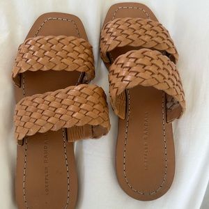 Like new loefflar Randall brown woven sandals!